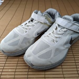 Nike Revolution 3 FlyEase white Running Shoes women's Size 9.5W   great conditio